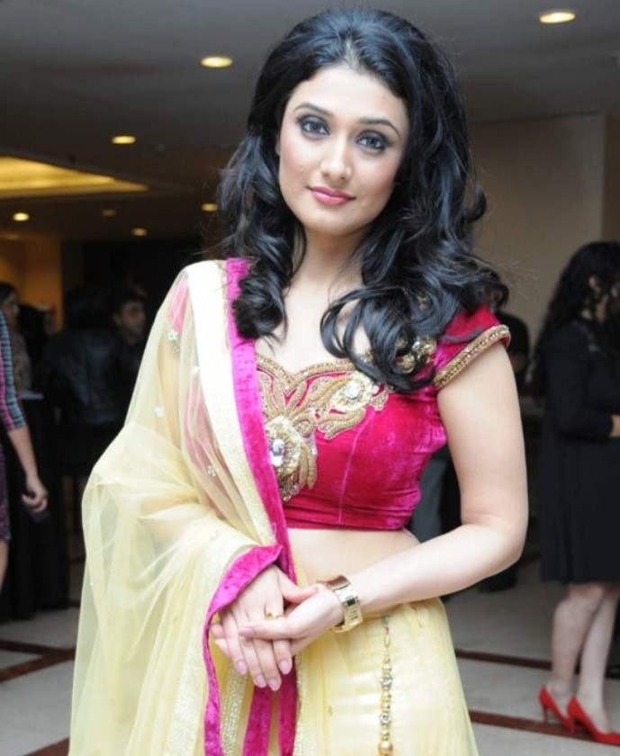 Charming Ragini Khanna