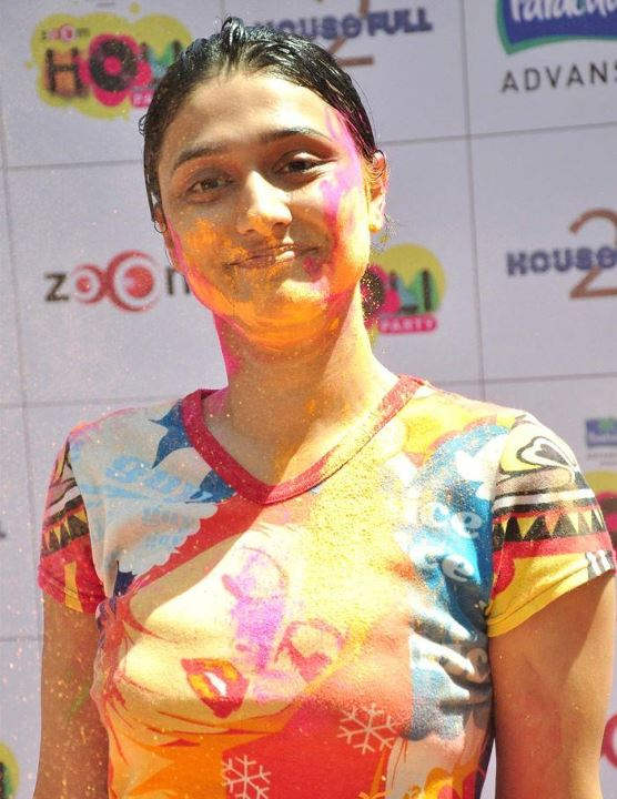 Ragini Khanna Celebrating Holi