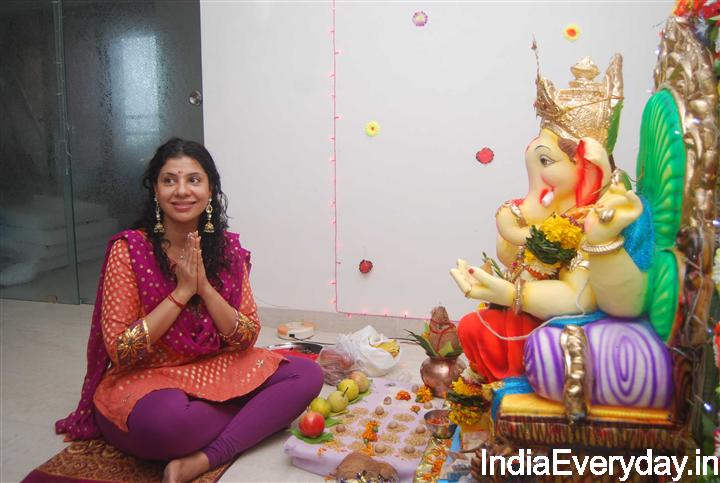 Actress Sambhavna Seth Praying