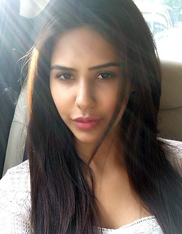 Sonam Bajwa Looking Sensational