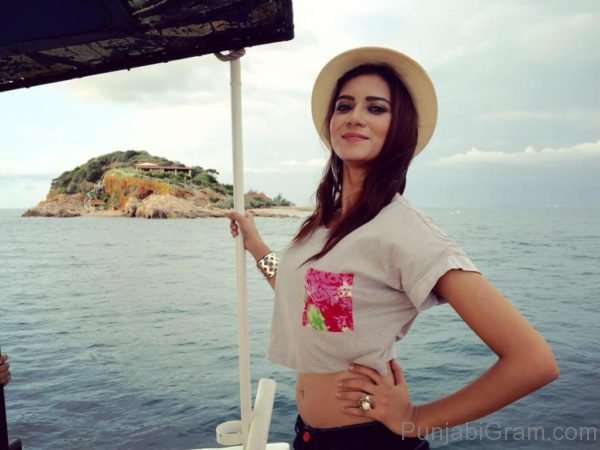 Aakanksha Sareen Wearing Hat-200