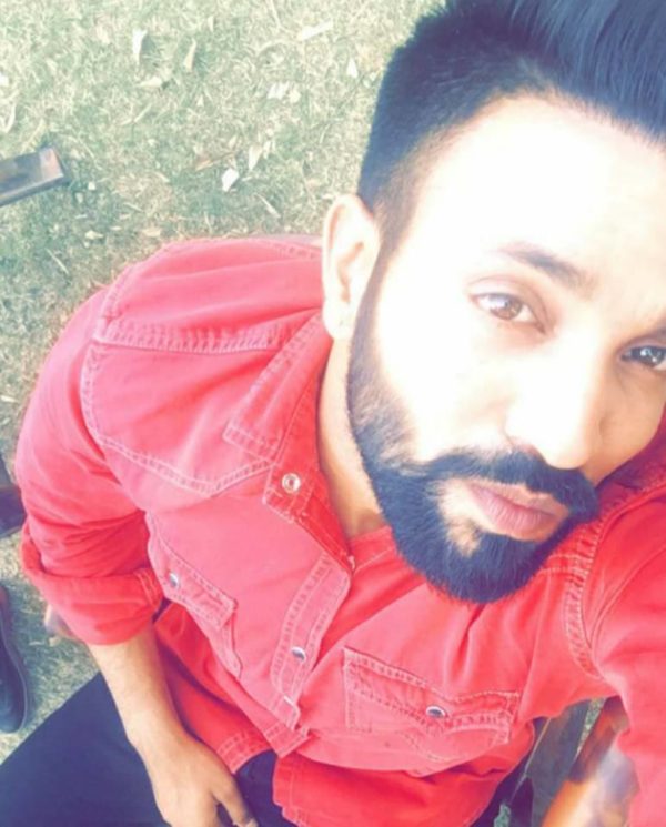 Dilpreet Dhillon Taking Best Selfie