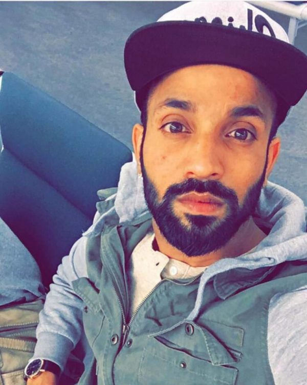 Dilpreet Dhillon Taking Flawless Selfie