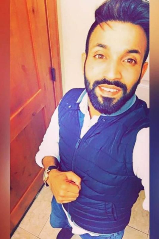 Dilpreet Dhillon Taking Stylish Selfie