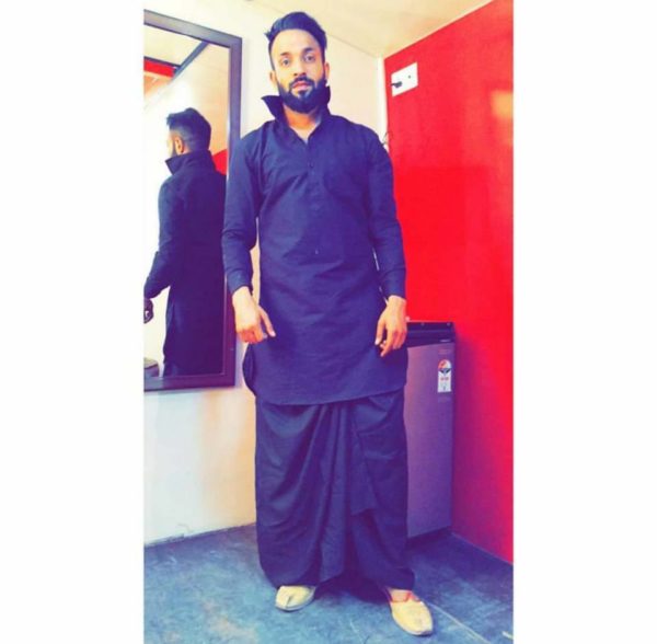 Dilpreet Dhillon Wearing Black Kurta Chadra