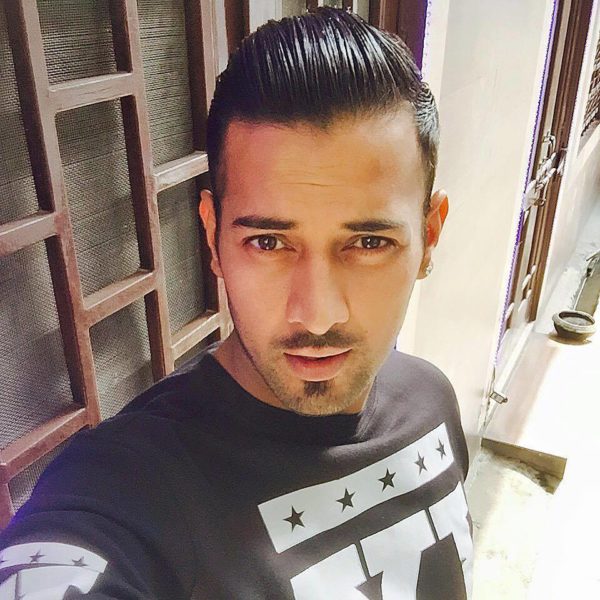 Garry Sandhu Taking Good Selfie