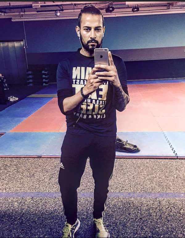 Garry Sandhu Taking Selfie With Iphone