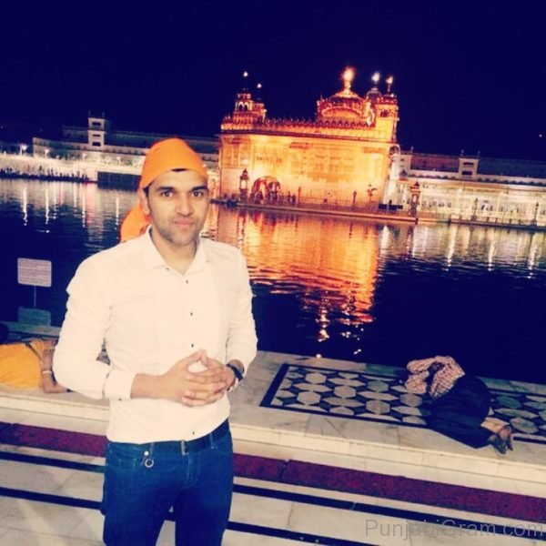 Guru Randhawa AT Golden Temple-550