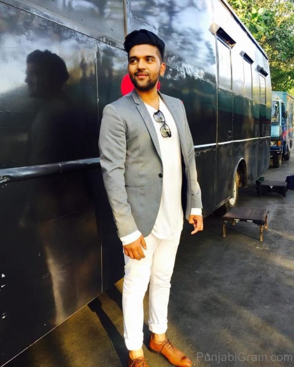 Guru Randhawa Looking Smart-41114