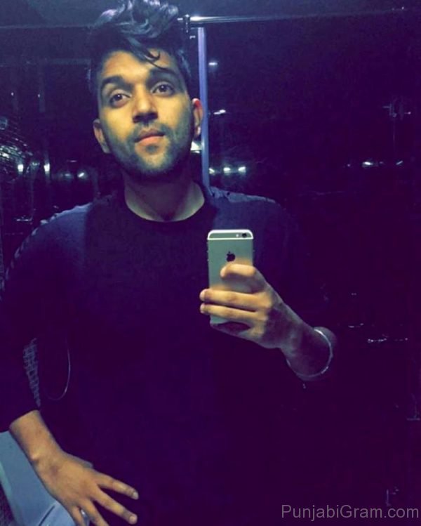 Guru Randhawa Selfie-14634