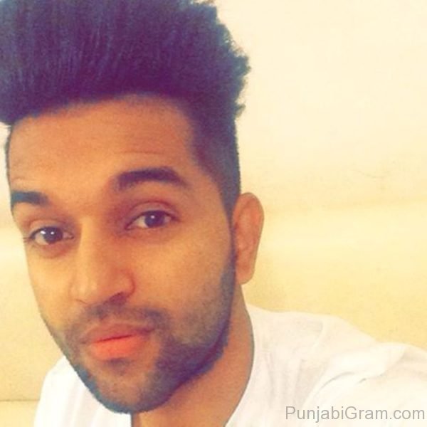 Guru Randhawa Selfie In White T-Shirt-131