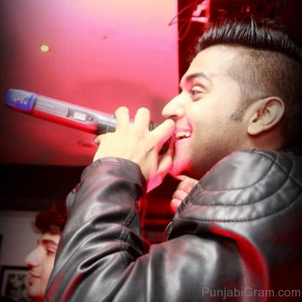 Guru Randhawa Singing-092