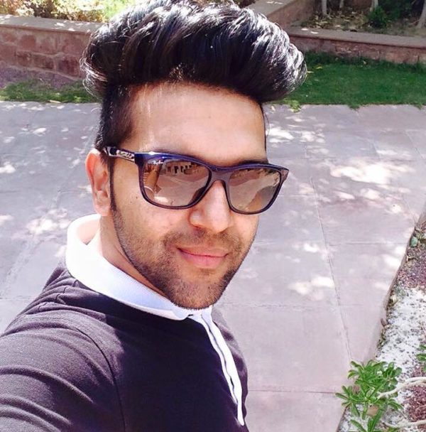 Guru Randhawa Taking Funky Selfie