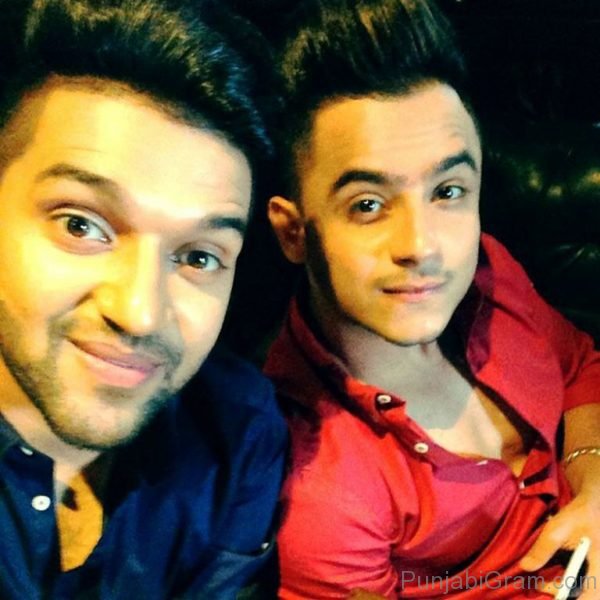 Guru Randhawa With Other Singer-197