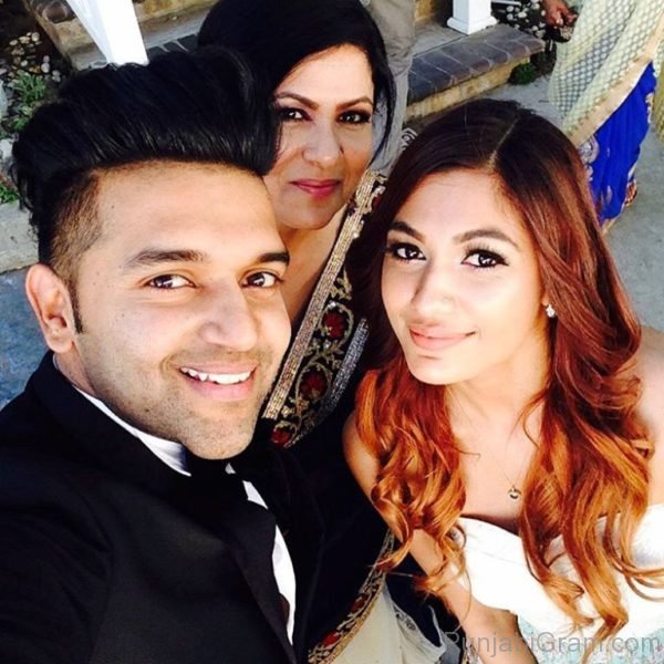 Guru Randhawa With Two Ladies-407