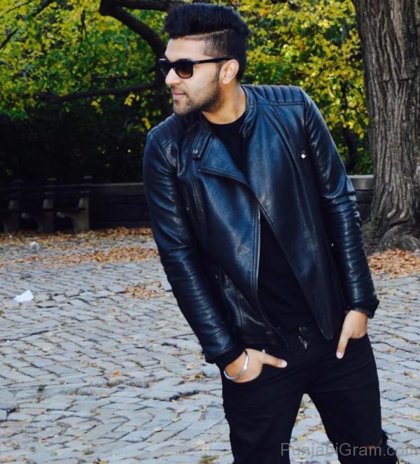 Image Of Elegant Guru Randhawa-25301