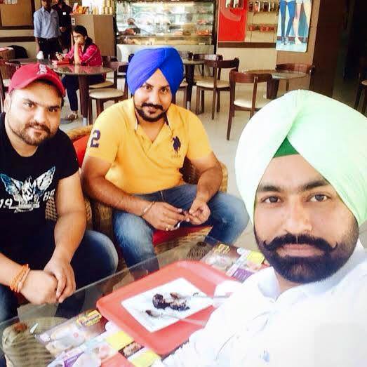 Kulbir Jhinjher Selfie With Tarsem Jassar