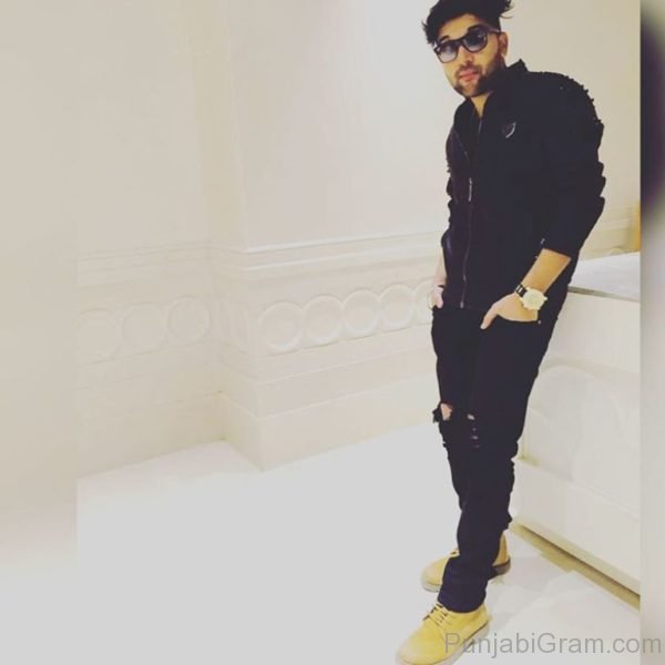 Photograph Of Of Elegant Guru Randhawa-27908