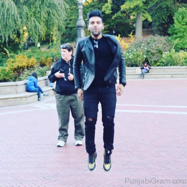 Pic Of Elegant Guru Randhawa-21102