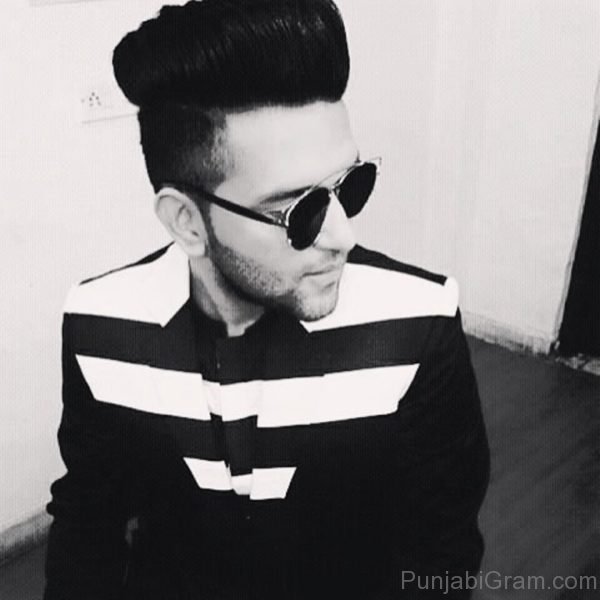 Picture Of Elegant Guru Randhawa-23303