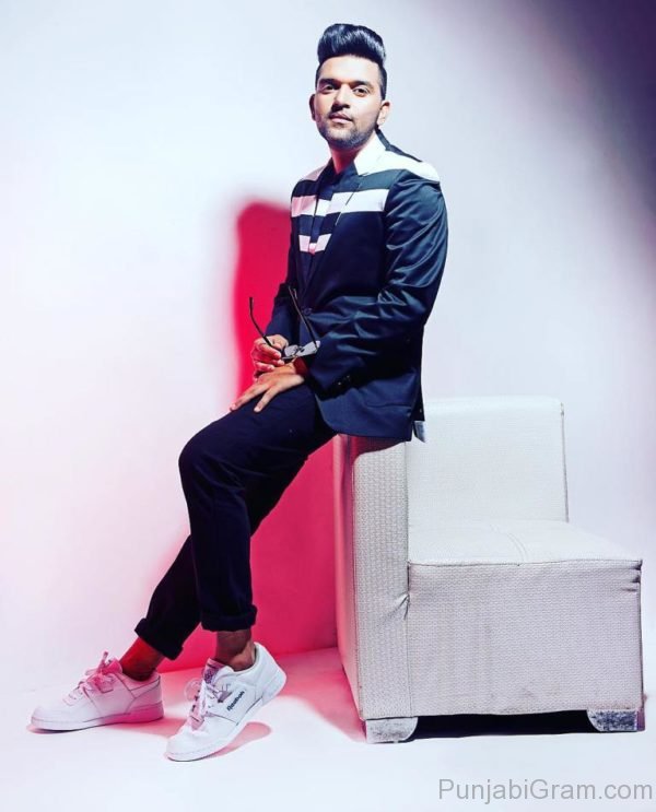 Picture Of Elegant Guru Randhawa-23307