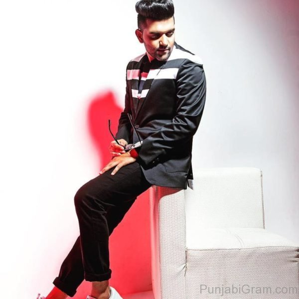 Picture Of Elegant Guru Randhawa-23313