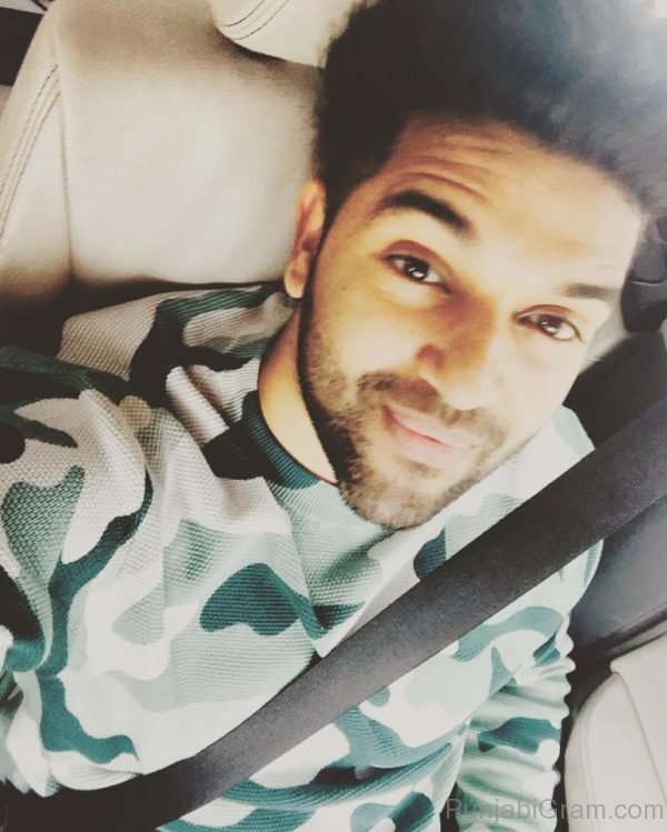 Selfie Of Guru Randhawa-36712