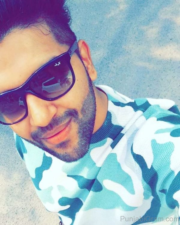 Selfie Of Guru Randhawa-36713