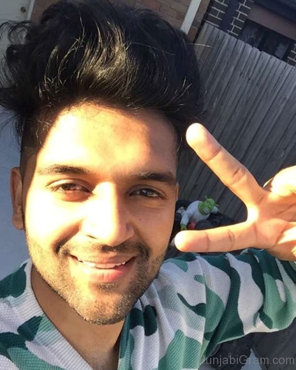 Selfie Of Guru Randhawa-36720