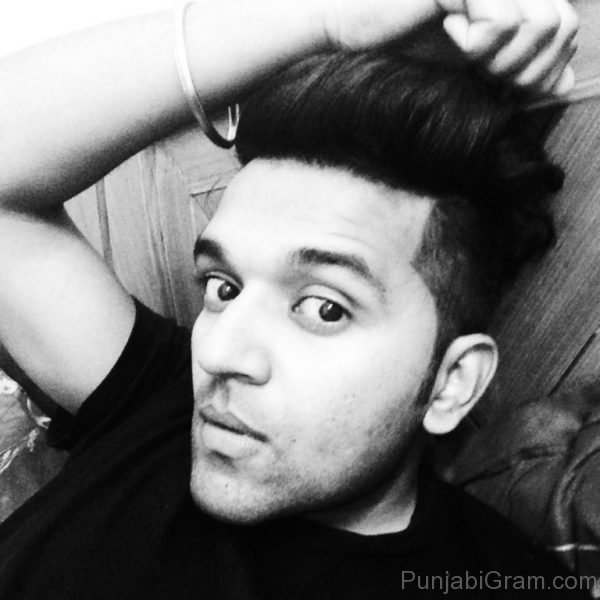 Selfie Of Guru Randhawa-36747