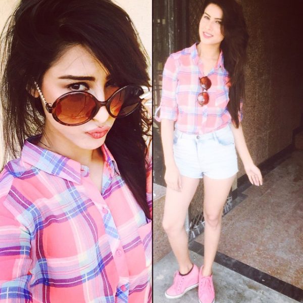 Sheetal Thakur Wearing Pink Shirt-090038