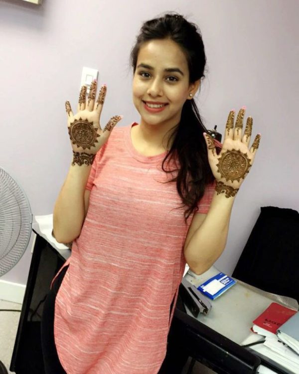 Sunanda Sharma Showing His Mehndi-159