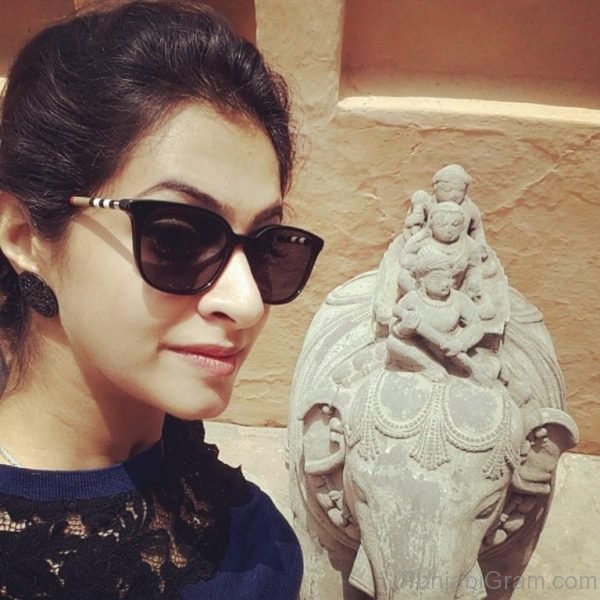 Dakshita Wearing Black Goggles-360