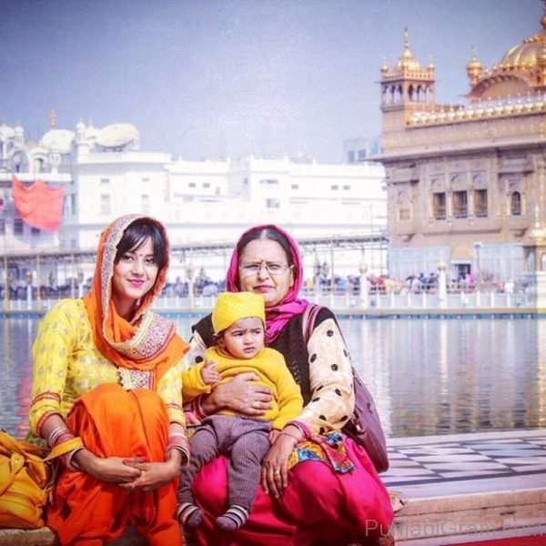 Molina Sodhi At Golden Temple-160