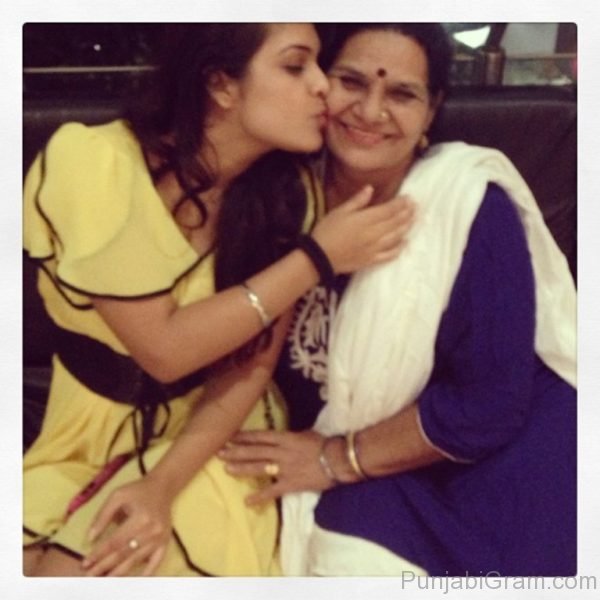 Neha Malik Kissing Her Mom-0921