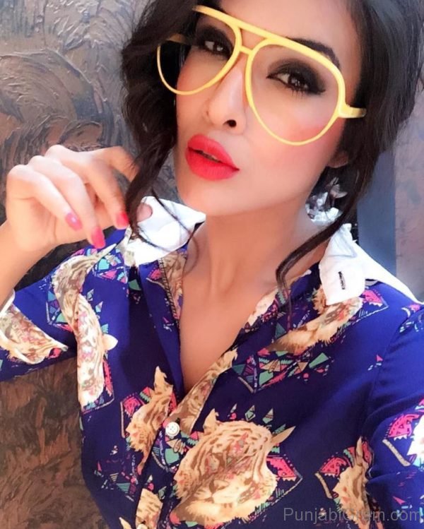 Neha Malik Wearing Yellow Goggles-0633