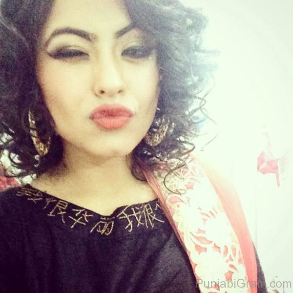 Pout Image Of Simi Chahal -00098