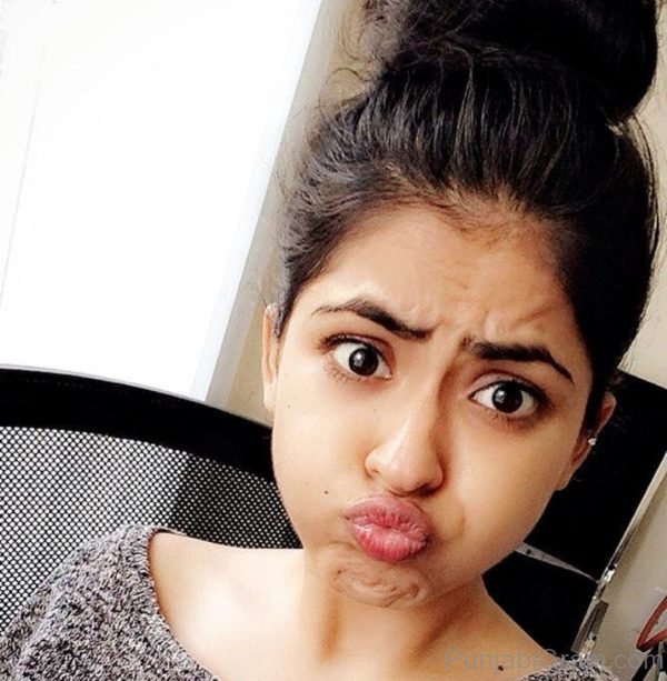 Pout Image Of Simi Chahal -00235