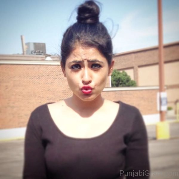 Pout Pic Of Simi Chahal -00052