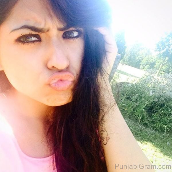 Pout Picture Of Simi Chahal -00051