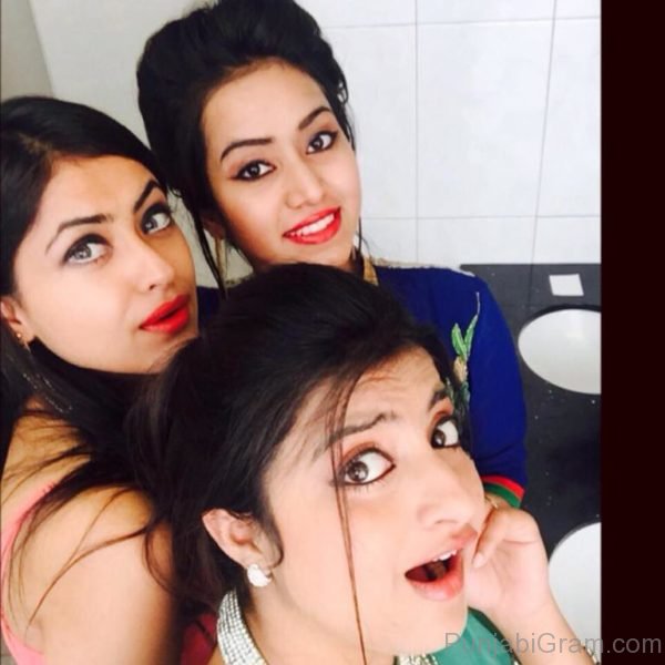 Simi Chahal With Friends-00046