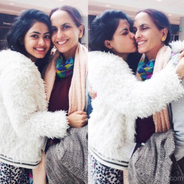 Simi Chahal With Her Mom-00129