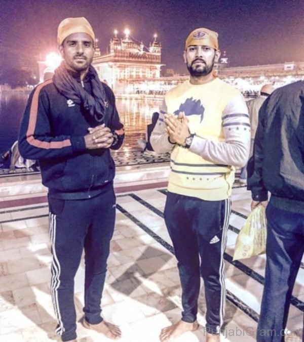 Garry sandhu in golden temple with friend