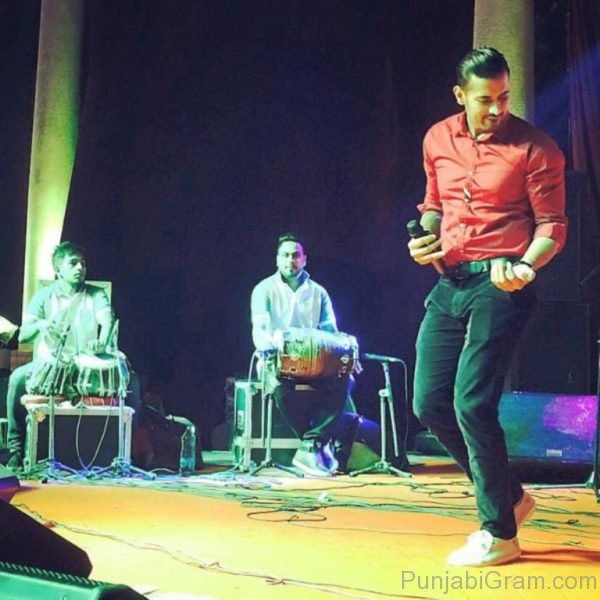 Garry sandhu stage performance in delhi