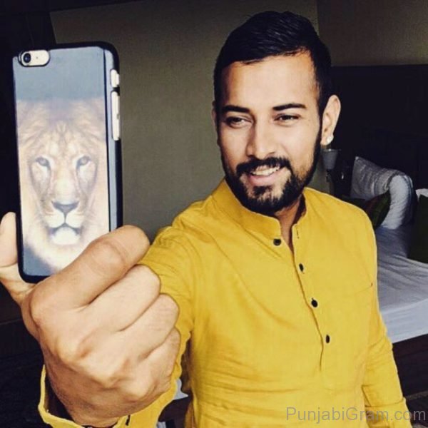 Image Of Garry sandhu taking selfie