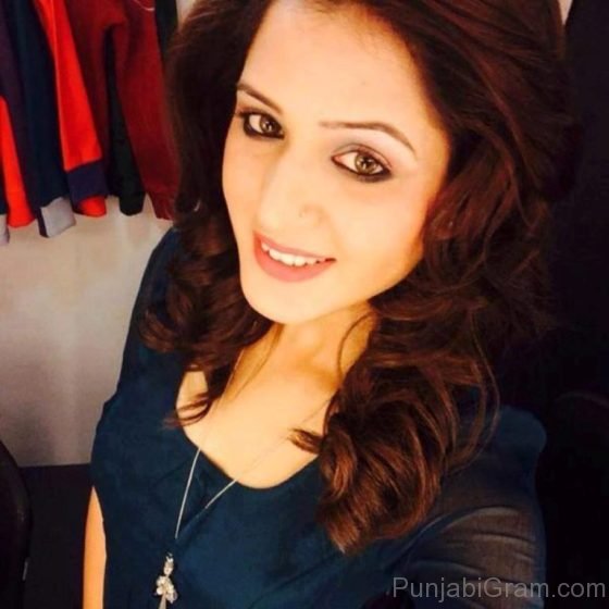 Isha Rikhi taking perfect selfie