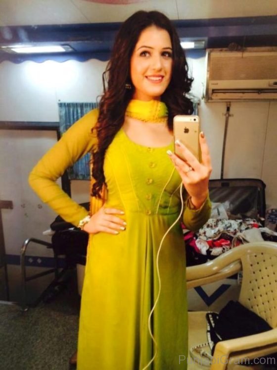 Isha Rikhi taking stunning selfie