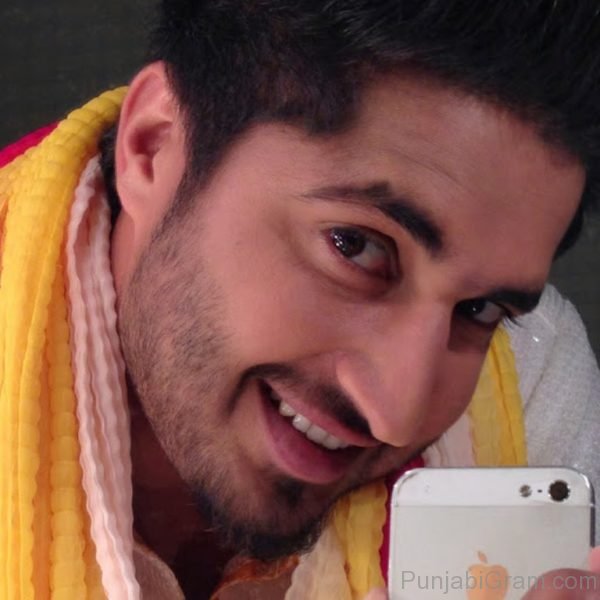 Jassi gill nice pose with apple phone