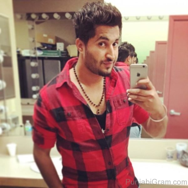 Jassi gill taking selfie 0