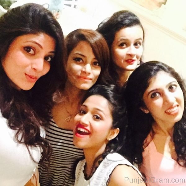 Kaajal Jain With Her Friends-008